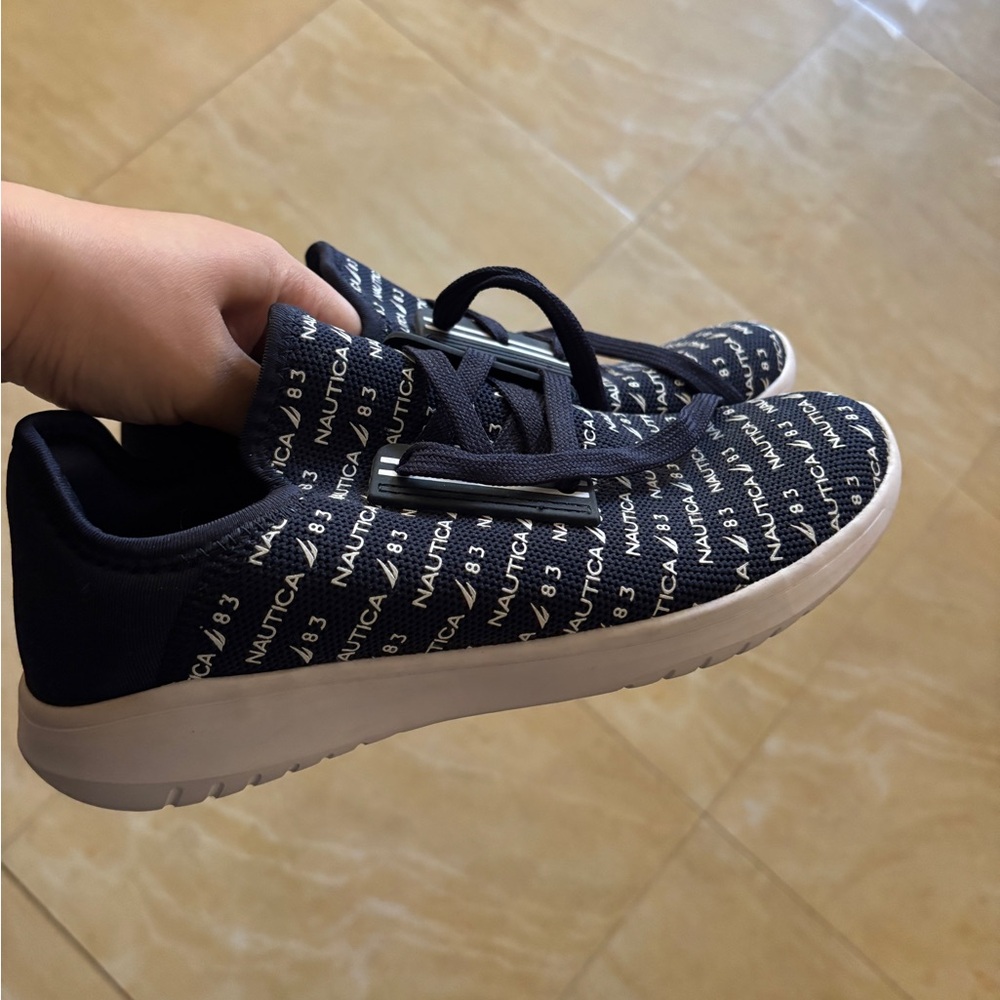 NEW Nautica Women’s Fashion print Navy White logo sneakers 7.5